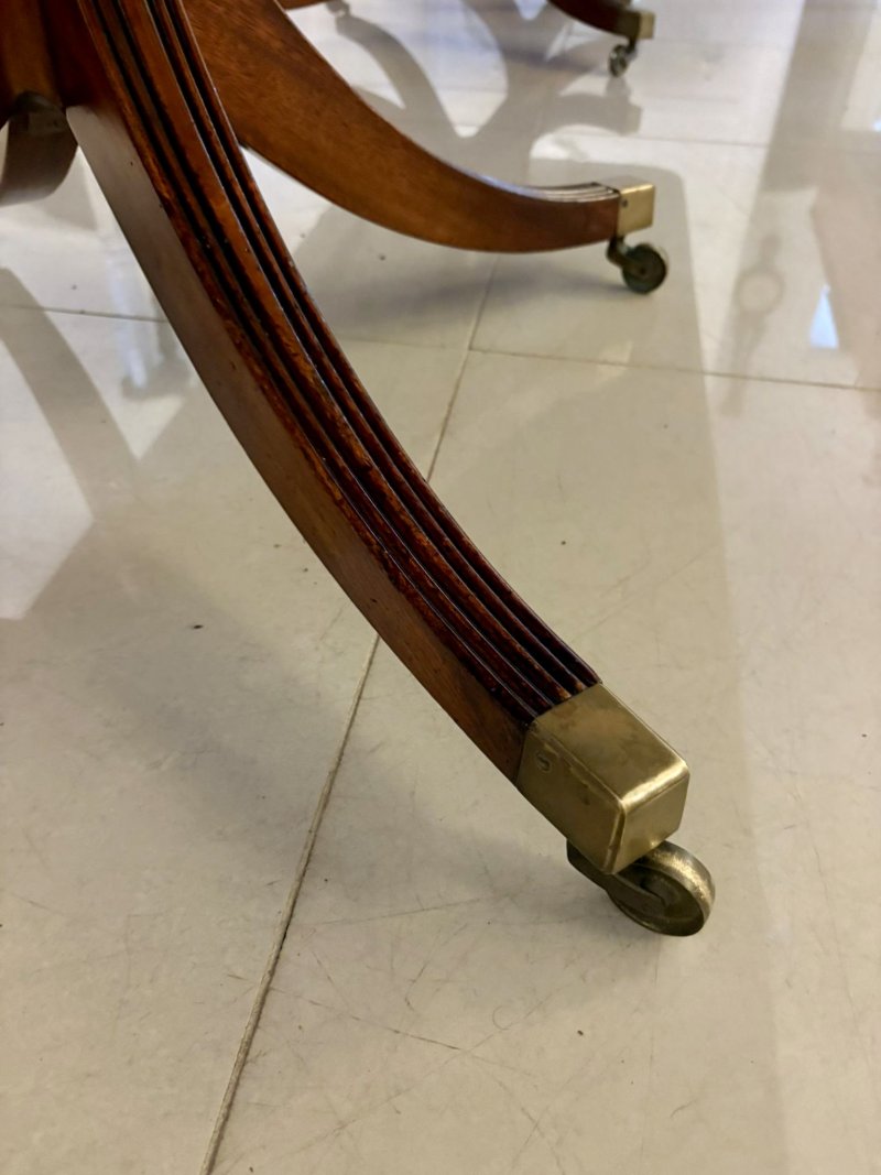 Antique Figured Mahogany Quality Three-Pillar 16–18 Seater Extending Dining Table - Image 5